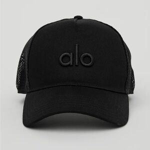 ALO Yoga District Trucker Hat. Black.